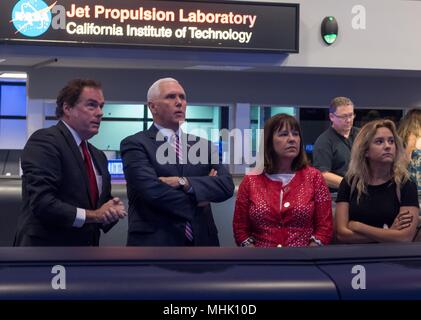 U.S. Vice President Mike Pence, Mitte, Frau Karen Pence und Tochter Charlotte sind givien eine Tour des Jet Propulsion Laboratory der NASA, JPL Direktor Michael Watkins, Links, 28. April 2018 in Pasadena, Kalifornien. Stockfoto