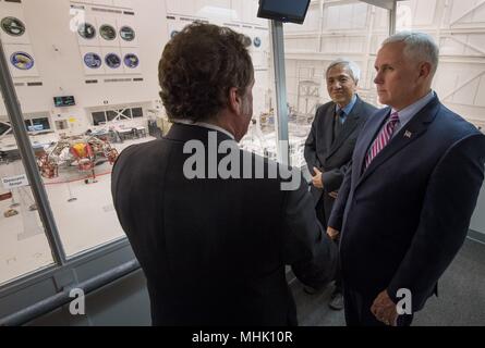 U.S. Vice President Mike Pence, Mitte, wird die Raumsonde Mars 2020 Abstieg der Bühne von der Innenseite der Sonde Montagewerk dargestellt von JPL Direktor Michael Watkins, Links, NASA Mars Exploration Manager Li Fuk auf während einer Tour des NASA Jet Propulsion Laboratory April 28, 2018 in Pasadena, Kalifornien. Stockfoto