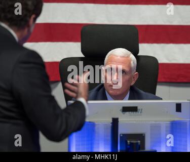 U.S. Vice President Mike Pence hört JPL Direktor Michael Watkins, Links, die Mission zu unterstützen, die bei einer Tour des NASA Jet Propulsion Laboratory April 28, 2018 in Pasadena, Kalifornien erklären. Stockfoto