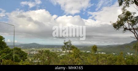 Blick von Townsville und Castle Hill aus den Bergen in der Regenzeit, Mount Stuart Wanderwege, Townsville, Queensland, Australien Stockfoto