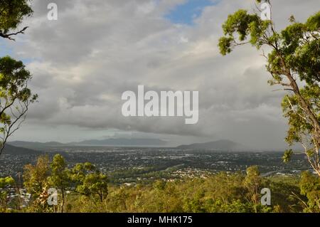 Blick von Townsville und Castle Hill aus den Bergen in der Regenzeit, Mount Stuart Wanderwege, Townsville, Queensland, Australien Stockfoto