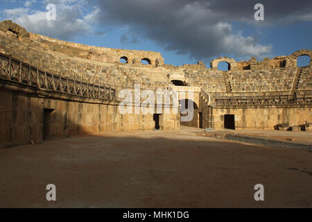 Das römische Amphitheater an Uthina in Tunesien. Es wurde vor Kurzem renoviert und ist der drittgrößte Amphitheater im Land, nach El Djem und Karthago. Stockfoto