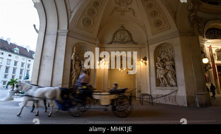 Eine Pferdekutsche geht durch die Hofburg in Wien, Österreich. Stockfoto