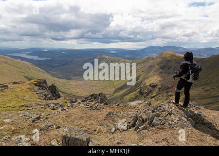 Eine weibliche Wanderer den Blick auf die Berge der Fairfield Horseshoe Wanderung im Nationalpark Lake District in England. Stockfoto