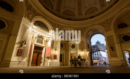 Eine Pferdekutsche geht durch die Hofburg in Wien, Österreich. Stockfoto