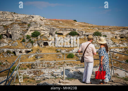 Matera (Italien), September 2017. Touristische Blick auf die alten Höhlenwohnungen vor der alten Stadt von Assi 'Querformat format bezeichnet. Stockfoto