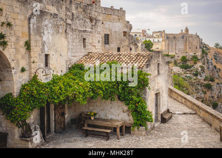 Matera (Italien), September 2017. Restaurierte alte Höhle Haus als Hotel. Querformat. Stockfoto