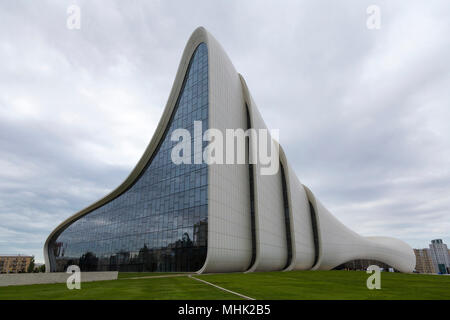 Heydar Aliyev center in Baku - Aserbaidschan in einem bewölkten Tag Stockfoto