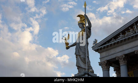 Pallas Athene Brunnen an das österreichische Parlament Gebäude in Wien, Österreich. Stockfoto