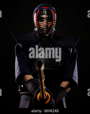 Eine selbstbewusste kendoka in seinem bogu ausgerichtet und mit einem Shinai in Vorbereitung des Kendo - traditionelle japanische Kampfkunst. Stockfoto