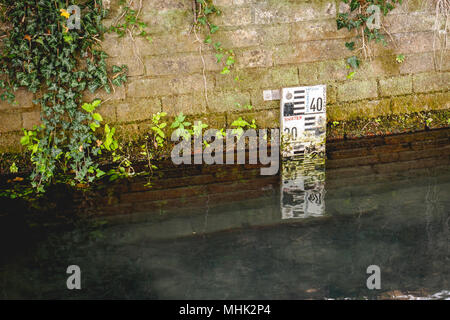 Level Meter spurweite von einem Fluss oder See. Querformat. Stockfoto