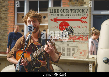 London (UK), September 2017. Straße Gitarrist in Columbia Road. Querformat. Stockfoto