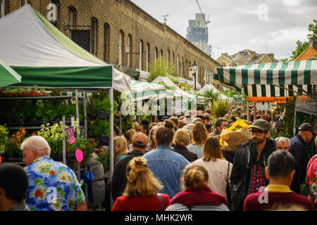 London (UK), September 2017. Masse der Leute an der Columbia Road Blumenmarkt. Querformat. Stockfoto