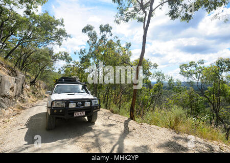 Ein 4x4 Nissan Patrol Auto fahrende auf einem schmalen Feldweg bergauf, Davies Creek National Park in der Nähe von Mareeba, Far North Queensland, FNQ, QLD, Australien Stockfoto