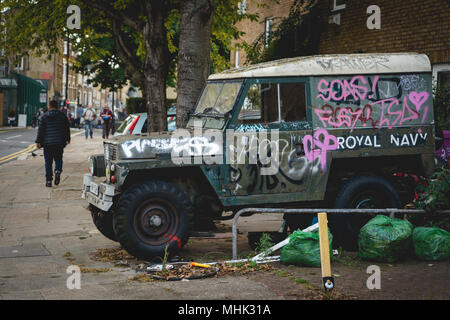 London, UK - März, 2018. Alte Armee Off-Road-Fahrzeug mit Graffiti in Shoreditch abgedeckt aufgegeben. Querformat. Stockfoto