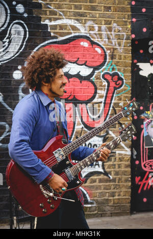 London, UK - Juli 2016. Straßenmusiker in der Brick Lane. Hochformat. Stockfoto