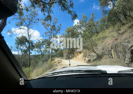 Blick aus einem Auto einer engen, gewundenen Feldweg bergauf durch Davies Creek National Park in der Nähe von Mareeba, Far North Queensland, FNQ, QLD, Australien Stockfoto