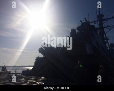 HAMAD PORT, Katar - Soldaten aus dem 12 Raketenabwehr" Team Titan" Batterie und die 32 d-Armee Luft- und Raketenabwehr Befehl an Bord der USS Higgins Einarbeitung Training in US Central Command Verantwortungsbereich durchzuführen. 12.02.2018. (U.S. Armee Stockfoto