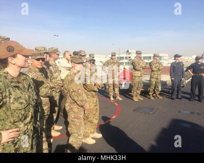 HAMAD PORT, Katar - Soldaten aus dem 12 Raketenabwehr "Team Titan" Batterien, die 32 d-Armee Luft- und Raketenabwehr Befehl, und Personal der USS Higgins zusammen kommen, ballistische Raketenabwehr im US Central Command Verantwortungsbereich Feb.12, 2018 zu diskutieren. (U.S. Armee Stockfoto