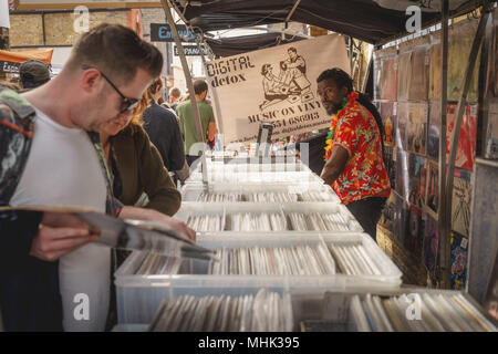 London (UK), September 2017. Schallplatten auf Verkauf in einem Stall in Greenwich Market. Querformat. Stockfoto
