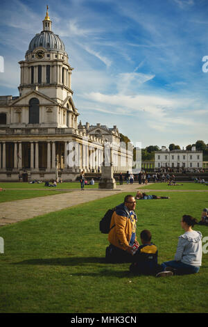 London, UK, 2018. Touristen im Old Royal Naval College in Greenwich. Hochformat. Stockfoto