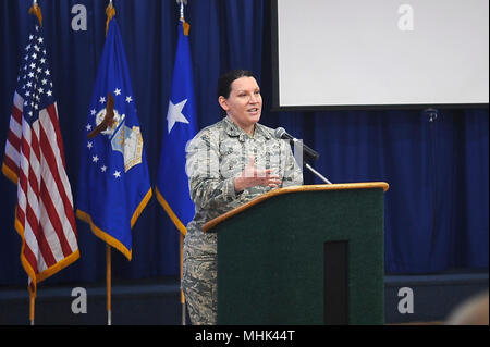 Colonel Sarah Christus, 78th Air Base Wing stellvertretender Kommandeur spricht über Frauen Geschichte während der Frauen Geschichte Monat Mittagessen im Heritage Club, 13. März 2018 statt. Gastredner Generalmajor Kathryn Johnson, Air Force Reserve Command Logistik, Technik und Schutz Direktor, geehrt Frauen der Vergangenheit, Gegenwart und die Zukunft in ihrer Rede. Außerdem betonte sie die Frauen in ihrem eigenen Leben. (U.S. Air Force Stockfoto