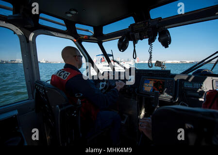 Petty Officer 2nd class Gabriel Ortiz-Modestti, einen bootsmann Mate an der Coast Guard Station Port Canaveral, Manöver ein 45-Fuß-Antwort Boot - Medium für eine Abschleppen übung März 15, 2018, in Port Canaveral, Florida. Station Port Canaveral boatcrews Schulungen regelmäßig Qualifikationen zu erhalten und neue Mitglieder zu unterrichten. (U.S. Küstenwache Stockfoto