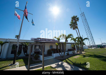 Die Sonne scheint über Coast Guard Station Port Canaveral, 15. März 2018, in Port Canaveral, Florida. Bahnhof von Port Canaveral Missionen gehören port security, Suche und Rettung, die Strafverfolgung und die Sicherheit des Space Transportation System. (U.S. Küstenwache Stockfoto