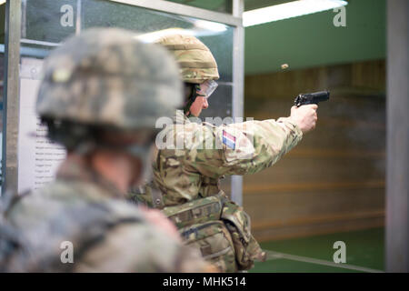 Ein Mitglied des britischen Joint European Training Team Brände M9 Pistole, während eine multinationale Schulungsveranstaltung auf chièvres Air Base, Belgien, 16. März 2018. (U.S. Armee Stockfoto