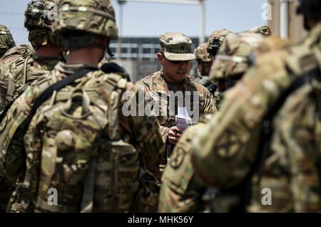 Us-Soldaten vom Angriff Unternehmen, 1-32 Infanterie, 1. Brigade Combat Team, 10 Mountain Division, zugeordnet zu den Combined Joint Task Force-Horn von Afrikas (CJTF-HOA) East African Response Force (EVFF), erhalten die Dokumente vor dem Besteigen des Flugzeugs im Notfall Bereitstellungsbereitschaft Übung am 18. März 2018 in Dschibuti, Afrika. Der Zweck der Evff ist zu schnell anpassbaren Pakete von Kräften bieten die amerikanischen Interessen auf dem afrikanischen Kontinent zu schützen, sollten alle Bedrohungen ergeben. (U.S. Air Force Stockfoto