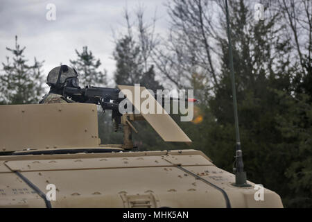 Ein U.S. Army Reserve Soldat, der 858Th Movement Control Team, zugewiesen in Bay City, Michigan, reagiert auf direktes Feuer beim Tragen von Schutzausrüstung im Lichte einer möglichen chemischen oder biologischen Gefahren Angriff, vor ihren Gassen training Validation, während des Kampfes Support Training Übung 78-18-03, am Fort Knox, Kentucky, März 19, 2018. CSTX 78-18-03 sorgt dafür, dass America's Army Reserve Einheiten und Soldaten ausgebildet sind und bereit, auf kurze bereitstellen - Bekanntmachung und fähig, Bekämpfung bereit, und tödlichen Feuerkraft zur Unterstützung der Armee und unsere gemeinsamen Partner überall in der Welt. (U.S. Armee Stockfoto