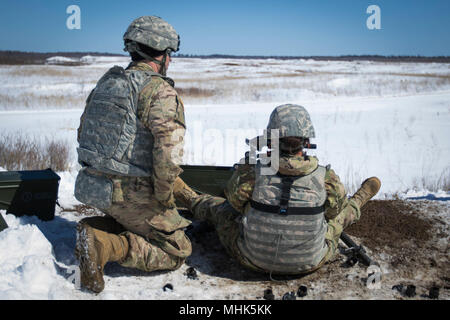 Armee finden Soldaten des 444Th Mobile Augmentation Company, 479th Engineering Bataillon, 411 Engineering Brigade, 412 Theater Ingenieur Befehl Anweisungen auf der Markierung 19 Granatwerfer zu Staff Sgt. Nina Ramon mit der 205Th drücken Sie Camp Headquarters, 63 Bereitschaft Division, Recht, ein Gast auf der Strecke, während Bereit Kraft Verletzung am Fort Drum, New York, 30. März 2018. Bereit, Gewalt gegen Soldaten gibt, die Erfahrung, den Betrieb ihrer Waffensysteme in rauen Wetterbedingungen, um sie zu bekämpfen, fähig und bereit, in jeder Umgebung. (U.S. Armee Stockfoto