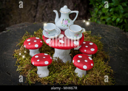 Tea Party im Wald mit Feen auf rote Pilze Stockfoto