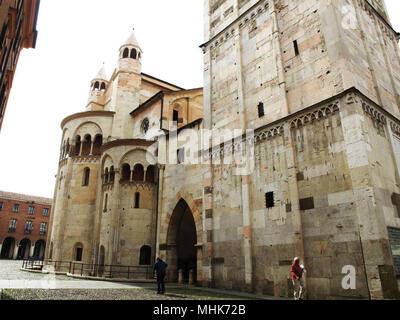 Der Dom von Modena oder Duomo di Modena, ist eine römisch-katholische Kathedrale eingeweiht der Himmelfahrt der Jungfrau Maria und der Hl. Geminianus. Der heiligen Überreste sind in der Kathedrale crypt ausgestellt. Stockfoto