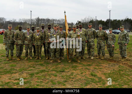 Oberst Craig Anderem 101 Combat Aviation Brigade Commander, Auszeichnungen, um eine Trophäe zu Soldaten aus dem 6. Allgemeine Unterstützung Aviation Battalion, 101 CAB 23. März 2018 in Fort Campbell, Ky. Die Soldaten konkurrierten im 2. jährlichen 101 Combat Aviation Brigade, Bewaffnung und Tanken Punkt (KASSENAERZTE). (U.S. Armee Stockfoto