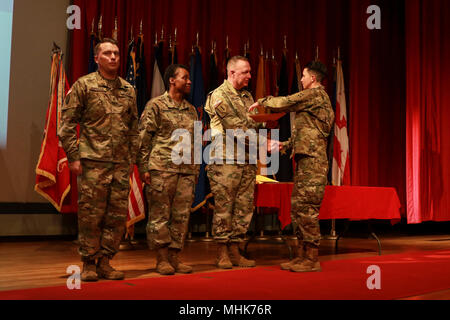 Spc. Yudith Ledesma Macias, Cannon crewmember, Batterie C, 2.Bataillon, 12 Field Artillery Regiment, 1 Stryker Brigade Combat Team, 4 Infanterie Division, erhält Ihr Basic-Kurs Diplom von Command Sgt. Maj. Lowell D. Kirchenmann, Kommandant, 168 Regiment, regionale Training Institute, an McMahon Auditorium, 23. März 2018. Ledesma ist die dritte weibliche Cannon crewmember zu graduieren BLC über von der Armee, nach Angaben der US-Armee Humanressourcen Befehl und das erste weibliche Cannon crewmember zu graduieren BLC aus Die 168 Reg. auf Fort Carson. Stockfoto