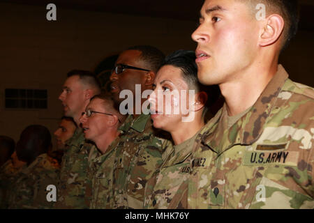 Spc. Yudith Ledesma Macias, Cannon crewmember, Batterie C, 2.Bataillon, 12 Field Artillery Regiment, 1 Stryker Brigade Combat Team, 4 Infanterie Division, rezitiert, das Credo der Noncommissioned Officer neben ihrer Mitschüler an der McMahon Auditorium, 23. März 2018. Ledesma ist die dritte weibliche Cannon crewmember zu graduieren die grundlegenden Leader Kurs über die Armee, die nach Angaben der US-Armee Humanressourcen Befehl und das erste weibliche Cannon crewmember zu graduieren BLC aus Die 168 Regiment, regionale Training Institute in Fort Carson. Stockfoto