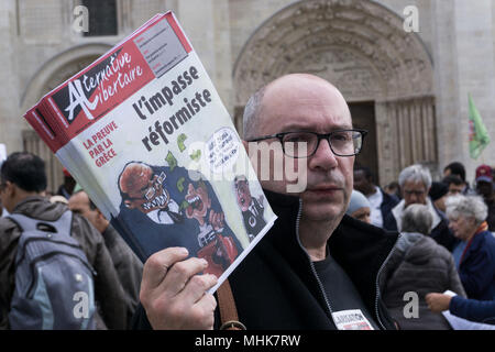 Paris, Frankreich 2015. Linke Aktivisten laufen am Saint Denis vor dem Protestmarsch. Stockfoto