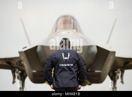 Staff Sgt. Ivan Sumter, F-35 Heritage Flight Team Crew Chief Marschälle einer F-35A Lightning II während die Flügel über South Texas Air Show in Naval Air Station Kingsville, Texas, 24. März 2018. Die F-35 HFT steht für die Vergangenheit, die Gegenwart und die Zukunft der Luftfahrt Airpower. (U.S. Air Force Stockfoto