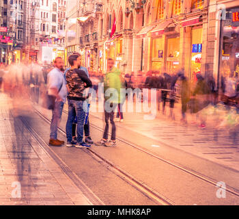 Lange Belichtung oder Langsame Verschlusszeit und verschwommenes Bild: unbekannter Menschen gehen an der Istiklal, beliebtes Ziel in Istanbul, Türkei, 29. April 2018 Stockfoto