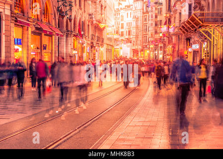 Lange Belichtung oder Langsame Verschlusszeit und verschwommenes Bild: unbekannter Menschen gehen an der Istiklal, beliebtes Ziel in Istanbul, Türkei, 29. April 2018 Stockfoto