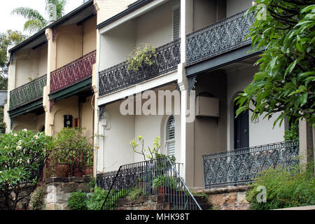 TERRASSENHÄUSER IN DER INNENSTADT VON SURRY HILLS, SYDNEY, NEW SOUTH WALES, AUSTRALIEN Stockfoto