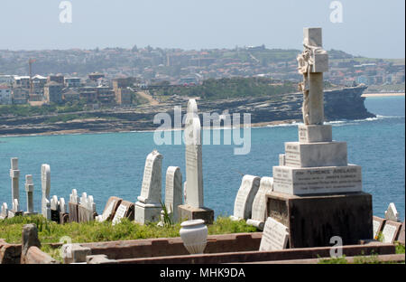 Viktorianische und edwardianische Denkmäler, Waverley Cemetery in Bronte, Sydney, NSW, Australien. Henry Lawson ist hier begraben. Stockfoto