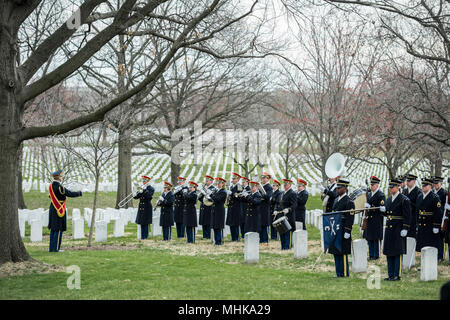 Die US-Armee Ehrengarde und der US-Army Band, "Pershing", die allen Ehren Rückführung von US-Armee Cpl. Dow F. Nordworden in Abschnitt 60 von Arlington National Cemetery, Arlington, Virginia, 27. März 2018. Worden, 20, von Youngstown, Ohio, ging vermisst im späten September 1951 während des Koreakrieges. Ein Mitglied der Firma A, 1.BATAILLON, 9 Infanterie Regiment, 2 Infanterie Division, Nordworden des Unternehmens war in der Nähe von Hill 1024 in Südkorea, die Durchführung von Operationen in der Nähe ein Gebiet als Heartbreak Ridge, wenn die Chinesen einen Angriff bekannt. Die Firma abgestoßen und war r Stockfoto