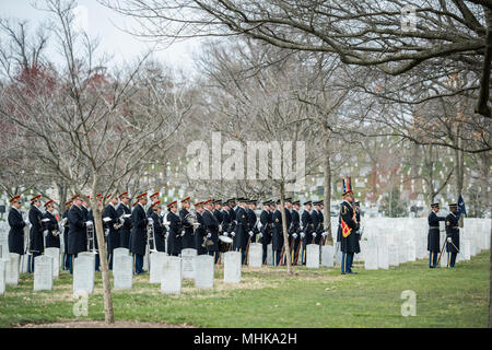 Die US-Armee Ehrengarde und der US-Army Band, "Pershing", die allen Ehren Rückführung von US-Armee Cpl. Dow F. Nordworden in Abschnitt 60 von Arlington National Cemetery, Arlington, Virginia, 27. März 2018. Worden, 20, von Youngstown, Ohio, ging vermisst im späten September 1951 während des Koreakrieges. Ein Mitglied der Firma A, 1.BATAILLON, 9 Infanterie Regiment, 2 Infanterie Division, Nordworden des Unternehmens war in der Nähe von Hill 1024 in Südkorea, die Durchführung von Operationen in der Nähe ein Gebiet als Heartbreak Ridge, wenn die Chinesen einen Angriff bekannt. Die Firma abgestoßen und war r Stockfoto