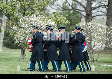 Die US-Armee Ehrengarde unterstützen bei der Durchführung der vollständigen Ehrungen Rückführung von US-Armee Cpl. Dow F. Nordworden in Abschnitt 60 von Arlington National Cemetery, Arlington, Virginia, 27. März 2018. Worden, 20, von Youngstown, Ohio, ging vermisst im späten September 1951 während des Koreakrieges. Ein Mitglied der Firma A, 1.BATAILLON, 9 Infanterie Regiment, 2 Infanterie Division, Nordworden des Unternehmens war in der Nähe von Hill 1024 in Südkorea, die Durchführung von Operationen in der Nähe ein Gebiet als Heartbreak Ridge, wenn die Chinesen einen Angriff bekannt. Die Firma abgestoßen und wurde von der Republik Ko entlastet Stockfoto