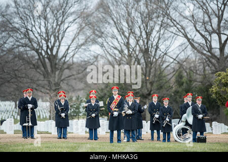 Die US-Army Band, "Pershing", helfen bei der Durchführung der vollständigen Ehrungen Rückführung von US-Armee Cpl. Dow F. Nordworden in Abschnitt 60 von Arlington National Cemetery, Arlington, Virginia, 27. März 2018. Worden, 20, von Youngstown, Ohio, ging vermisst im späten September 1951 während des Koreakrieges. Ein Mitglied der Firma A, 1.BATAILLON, 9 Infanterie Regiment, 2 Infanterie Division, Nordworden des Unternehmens war in der Nähe von Hill 1024 in Südkorea, die Durchführung von Operationen in der Nähe ein Gebiet als Heartbreak Ridge, wenn die Chinesen einen Angriff bekannt. Die Firma abgestoßen und wurde von der Re entlastet Stockfoto