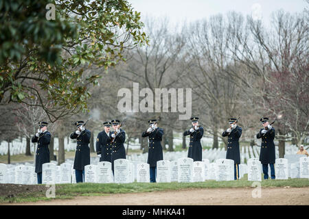 Die Mitglieder des 3D-US-Infanterie Regiment (Die Alte Garde) feuern Party Fire 3-volleys während der vollen Ehren Rückführung von US-Armee Cpl. Dow F. Nordworden in Abschnitt 60 von Arlington National Cemetery, Arlington, Virginia, 27. März 2018. Worden, 20, von Youngstown, Ohio, ging vermisst im späten September 1951 während des Koreakrieges. Ein Mitglied der Firma A, 1.BATAILLON, 9 Infanterie Regiment, 2 Infanterie Division, Nordworden des Unternehmens war in der Nähe von Hill 1024 in Südkorea, die Durchführung von Operationen in der Nähe ein Gebiet als Heartbreak Ridge, wenn die Chinesen einen Angriff bekannt. Die Firma re Stockfoto