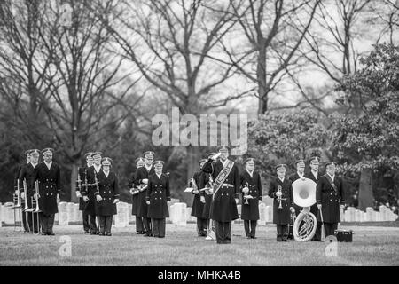 Die US-Army Band, "Pershing", hilft bei der Durchführung der vollständigen Ehrungen Rückführung von US-Armee Cpl. Dow F. Nordworden in Abschnitt 60 von Arlington National Cemetery, Arlington, Virginia, 27. März 2018. Worden, 20, von Youngstown, Ohio, ging vermisst im späten September 1951 während des Koreakrieges. Ein Mitglied der Firma A, 1.BATAILLON, 9 Infanterie Regiment, 2 Infanterie Division, Nordworden des Unternehmens war in der Nähe von Hill 1024 in Südkorea, die Durchführung von Operationen in der Nähe ein Gebiet als Heartbreak Ridge, wenn die Chinesen einen Angriff bekannt. Die Firma abgestoßen und wurde von der R entlastet Stockfoto