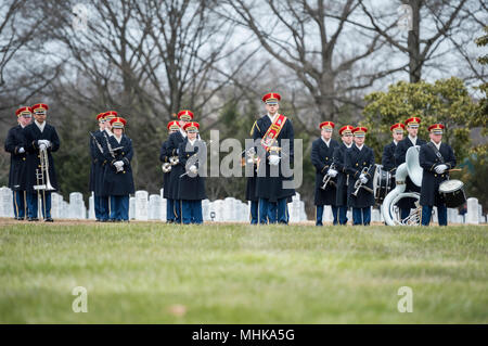 Die US-Army Band, "Pershing", helfen bei der Durchführung der vollständigen Ehrungen Rückführung von US-Armee Cpl. Dow F. Nordworden in Abschnitt 60 von Arlington National Cemetery, Arlington, Virginia, 27. März 2018. Worden, 20, von Youngstown, Ohio, ging vermisst im späten September 1951 während des Koreakrieges. Ein Mitglied der Firma A, 1.BATAILLON, 9 Infanterie Regiment, 2 Infanterie Division, Nordworden des Unternehmens war in der Nähe von Hill 1024 in Südkorea, die Durchführung von Operationen in der Nähe ein Gebiet als Heartbreak Ridge, wenn die Chinesen einen Angriff bekannt. Die Firma abgestoßen und wurde von der Re entlastet Stockfoto